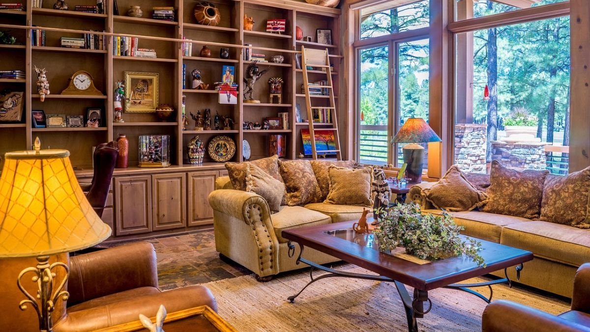 sala de estar com estante de livros e decoracoes