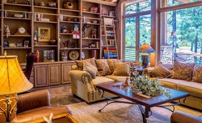 sala de estar com estante de livros e decoracoes