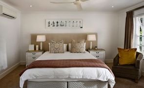 quarto de casal limpo e com poltrona