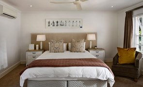 quarto de casal limpo e com poltrona
