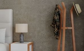 cabide de madeira em canto de quarto