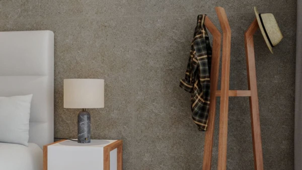 cabide de madeira em canto de quarto