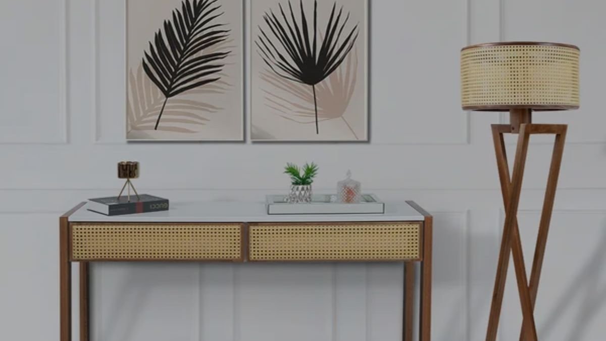 aparador de sala com objetos em cima