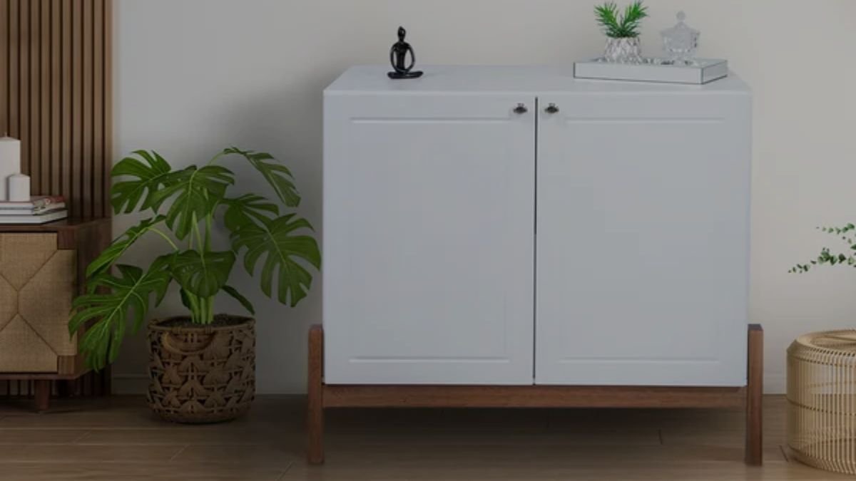 balcao branco com objetos em cima