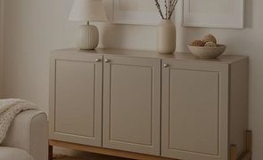 estante de sala com decoracao