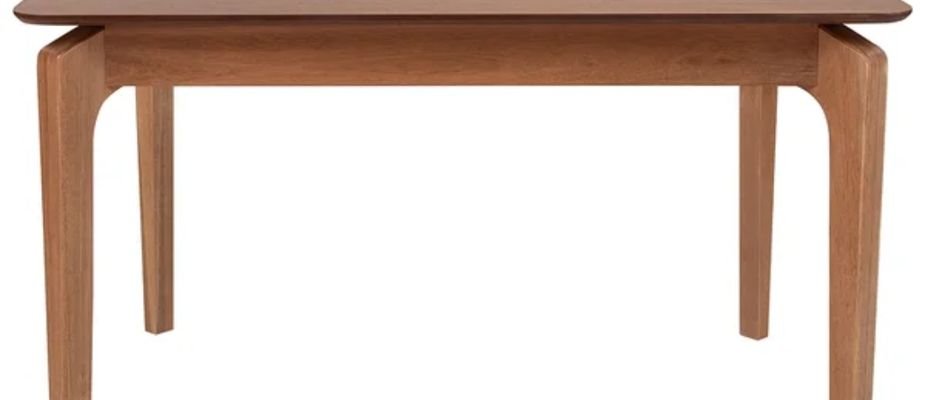 Cadeira com mesa de madeira: como combinar conforto, estilo e durabilidade em um só ambiente.