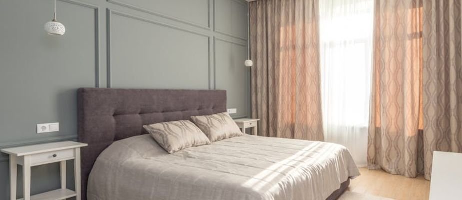 Como decorar camas de casal: ideias para criar um quarto bonito, aconchegante e funcional